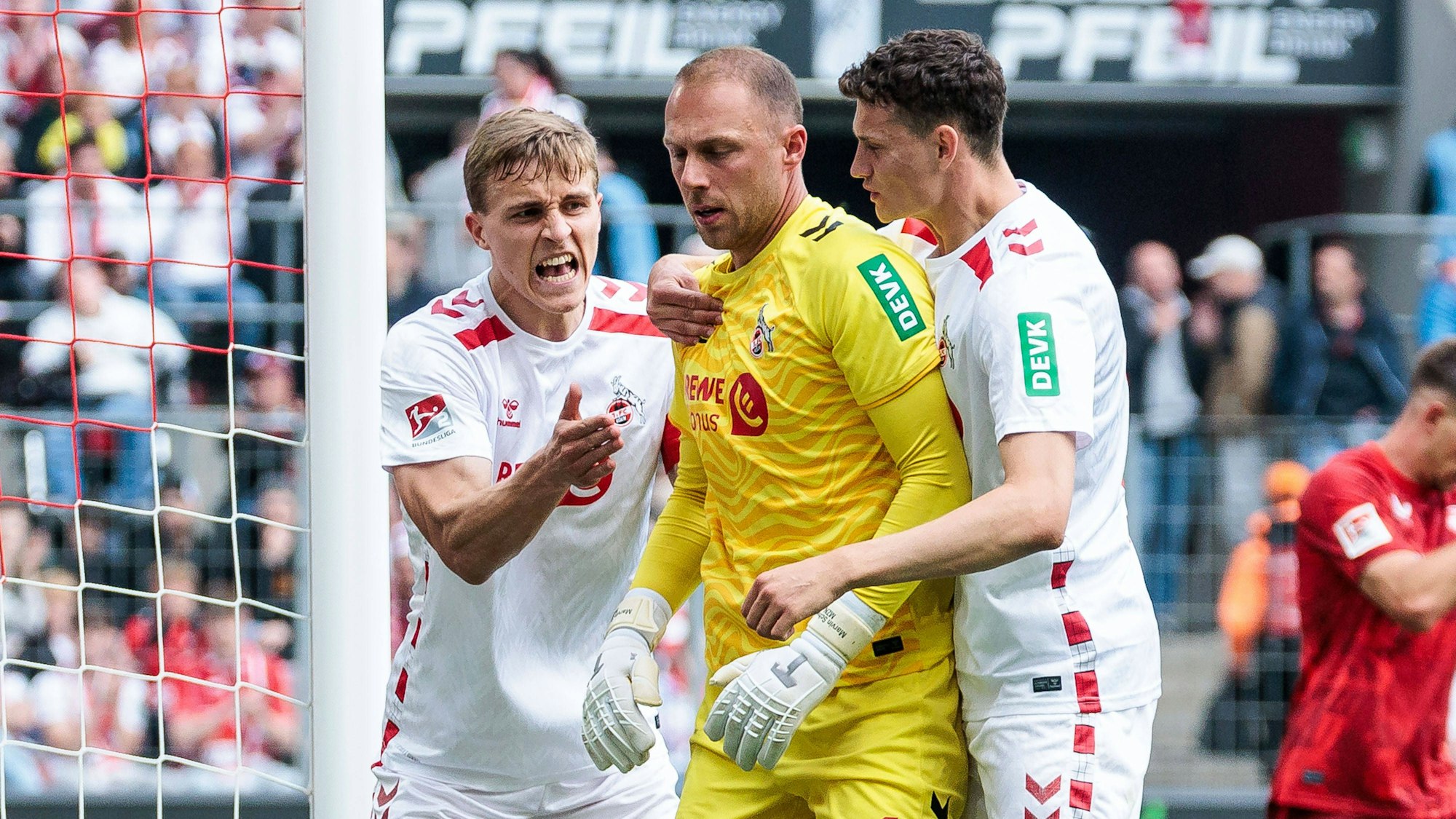 2. Fußball Bundesliga, 1. FC Köln - 1. FC Kaiserslautern, 18.05.2025 Timo Hübers 1. FC Köln, 4 und Eric Martel 1. FC Köln, 6 umarmen Marvin Schwäbe 1. FC Köln, 1 nach Parade 2. Fußball Bundesliga, 1. FC Köln - 1. FC Kaiserslautern, Köln, RheinEnergiestadion am 18.05.2025 DFL REGULATIONS PROHIBIT ANY USE OF PHOTOGRAPHS AS IMAGE SEQUENCES AND/OR QUASI-VIDEO. *** 2 Soccer Bundesliga, 1 FC Köln 1 FC Kaiserslautern, 18 05 2025 Timo Hübers 1 FC Köln, 4 and Eric Martel 1 FC Köln, 6 hug Marvin Schwäbe 1 FC Köln, 1 after parade 2 Soccer Bundesliga, 1 FC Köln 1 FC Kaiserslautern, Cologne, RheinEnergiestadion on 18 05 2025 DFL REGULATIONS PROHIBIT ANY USE OF PHOTOGRAPHS AS IMAGE SEQUENCES AND OR QUASI VIDEO Copyright: xBEAUTIFULxSPORTS/Wunderlx