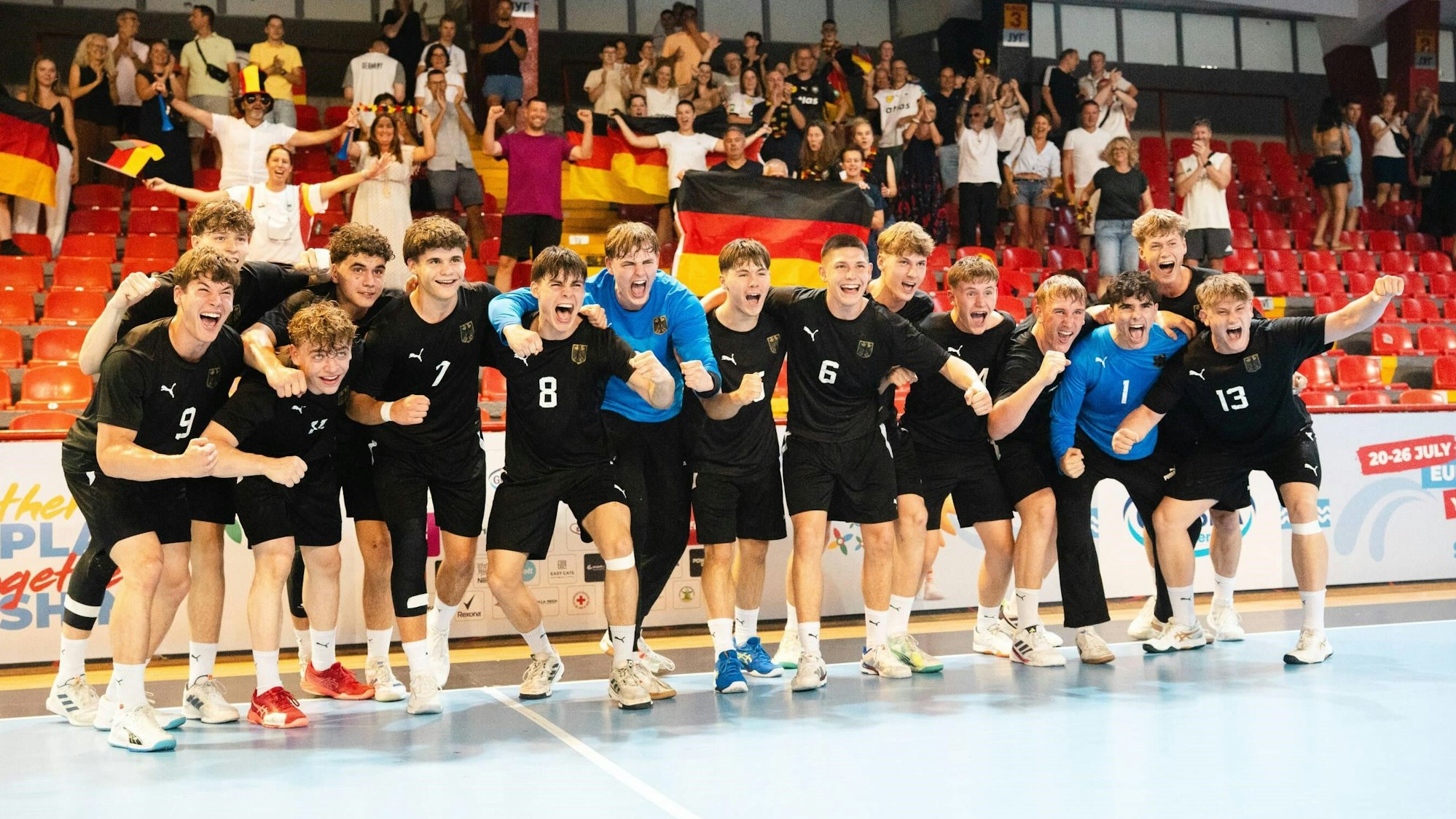 Jubel nach dem gemeinsamen Erfolg: Die deutsche U17-Handball-Nationalmannschaft überzeugte beim Nachwuchsturnier in Skopje.