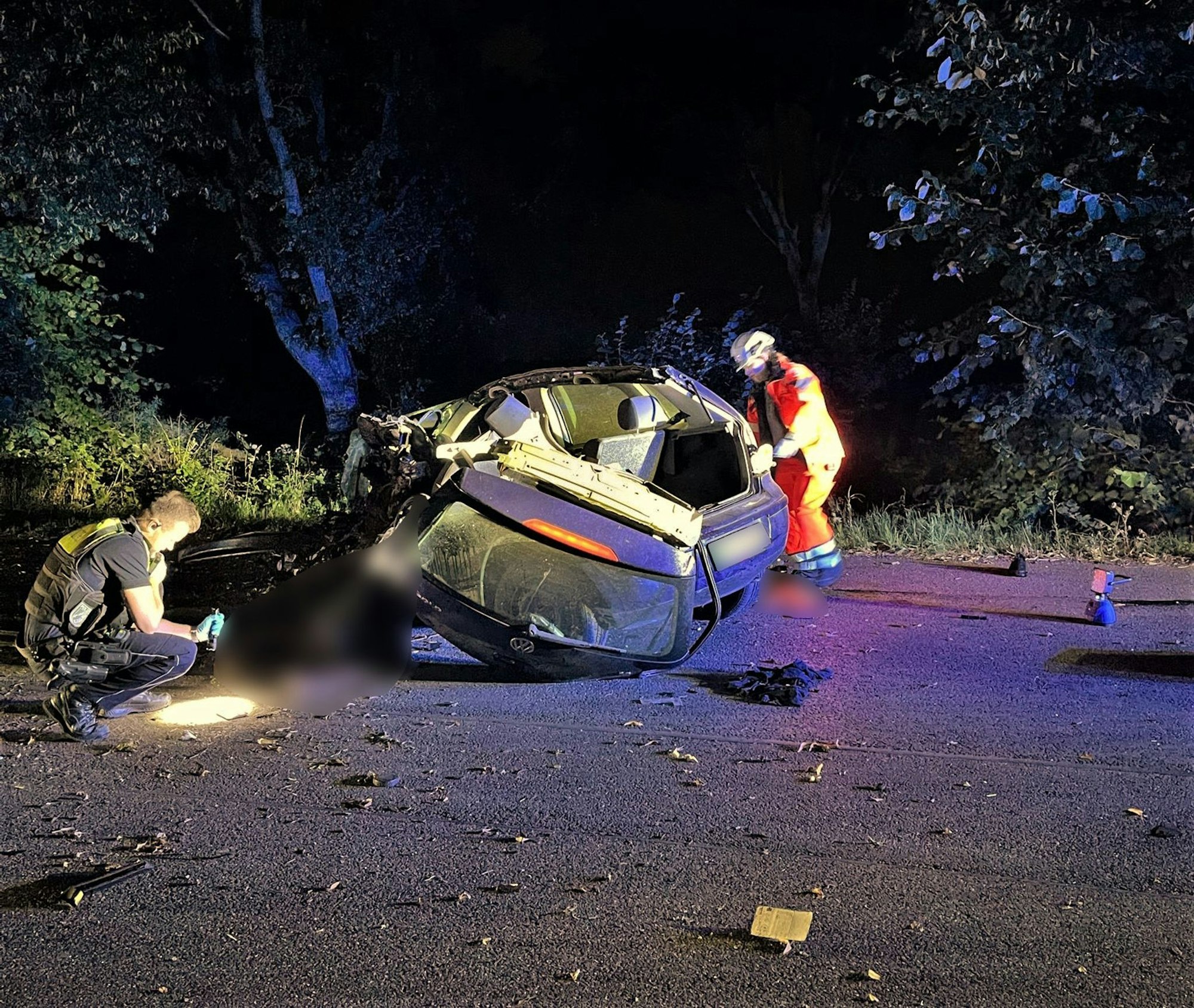 Bei einem Unfall im Großraum Düsseldorf ist der Fahrer eines Kleinwagens ums Leben gekommen.