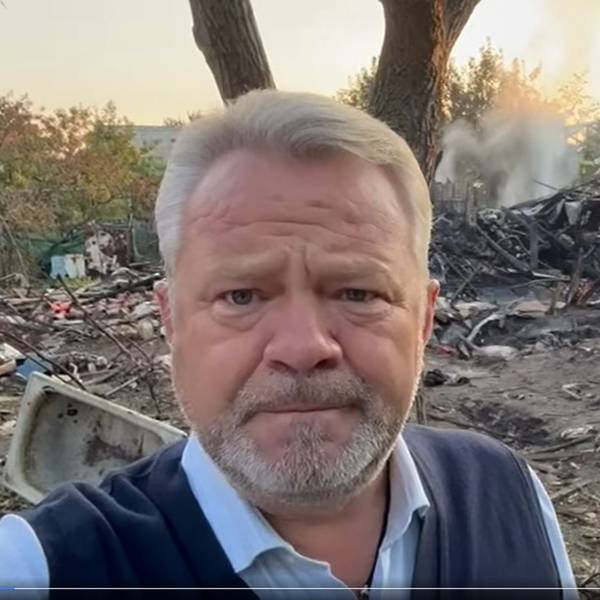 Butschas Bürgermeister Anatolii Fedoruk nach einem Angriff auf seine Stadt vor einem der zerstörten Häuser, dessen Bewohner sich nur in einem provisorischen Luftschutzraum retten konnte.