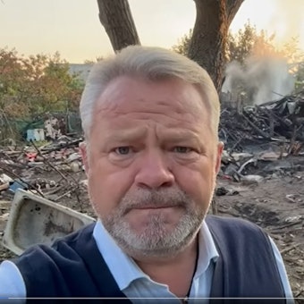 Butschas Bürgermeister Anatolii Fedoruk steht vor einem bei einem Luftgangriff zerstörten Haus, dessen Bewohner sich nur in einem provisorischen Luftschutzraum retten konnte.