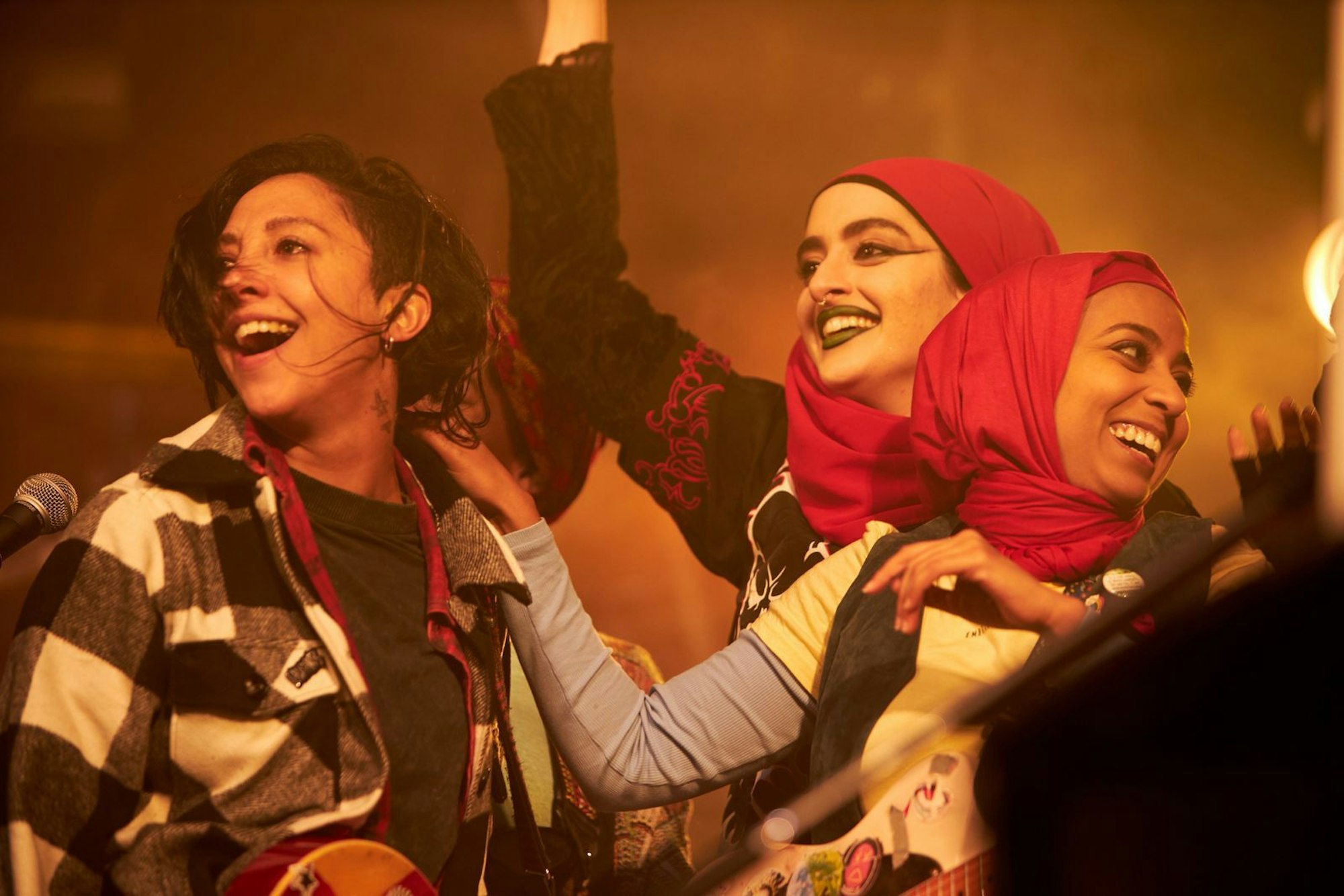Saira (Sarah Kameela Impey, links, Ayesha (Juliette Motamed, Mitte) und Amina (Anjana Vasan) geben ihr erstes großes Konzert - doch kann Amina ihr Lampenfieber überwinden? (Bild: ZDF/Diana Olifirova)