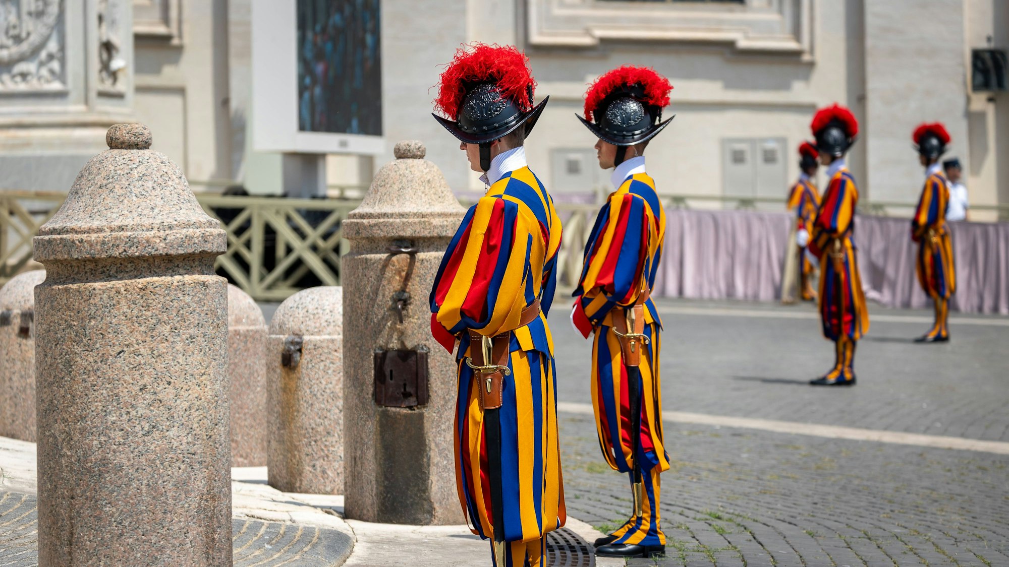 The Pontifical Swiss Guard Vatican City - June 15, 2025: Soldiers of the Pontifical Swiss Guard, the armed corps of the Holy See placed to protect the Pope, in St. Peter s Square during the celebrations. Vatican City Vatican Copyright: xGennaroxLeonardix