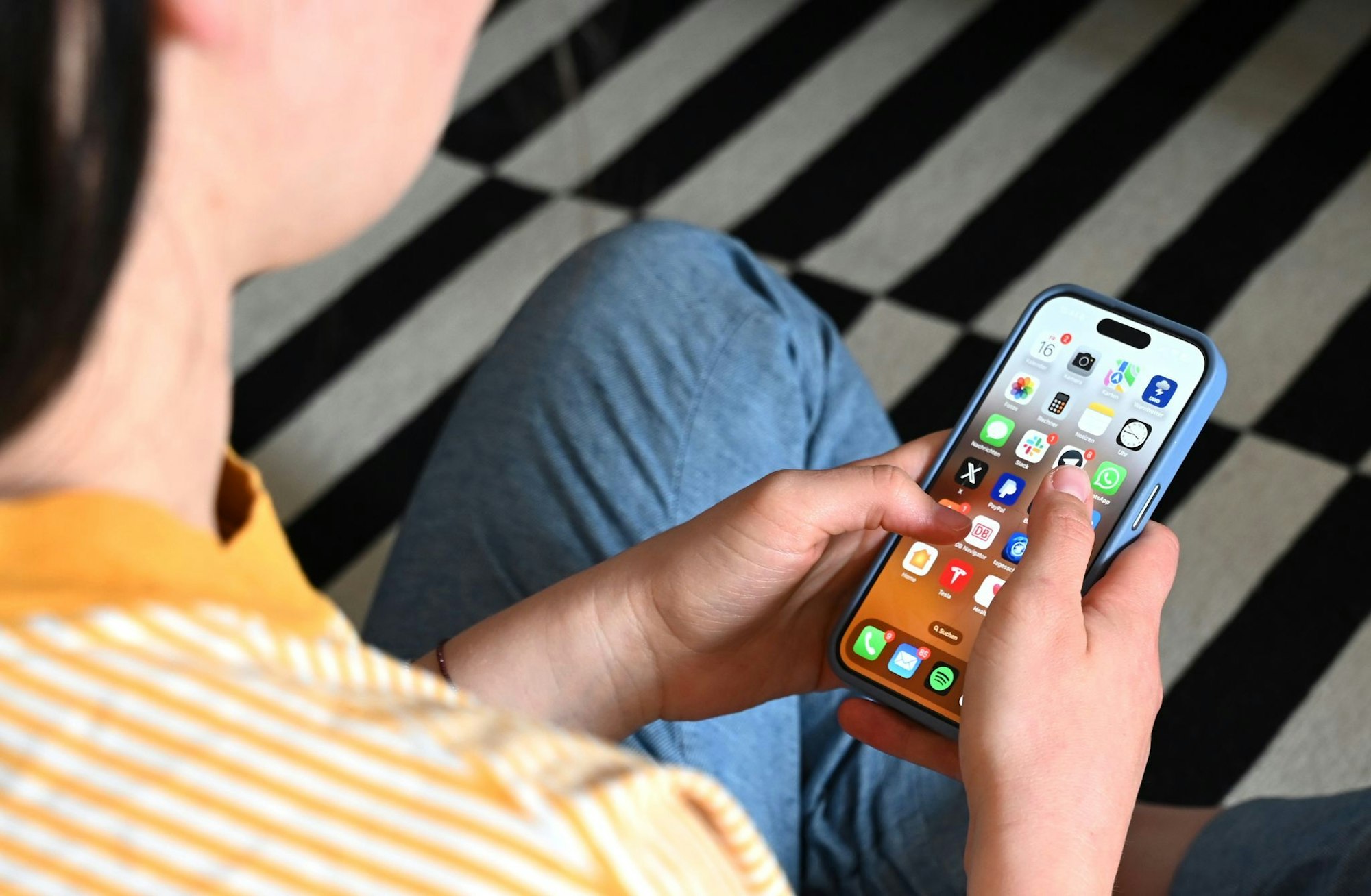 Eltern wollen laut einer neuen Umfrage ein Handy-Verbot an Schulen. (Symbolbild)