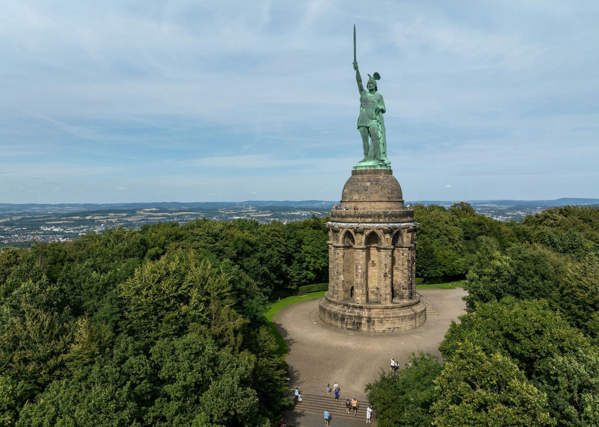 Die Besucher haben einen schönen Fernblick über die Höhen des Teutoburger Waldes.