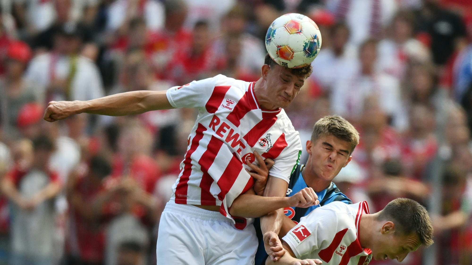Eric Martel (links) und Kristoffer Lund (rechts) vom 1. FC Köln im Duell mit Charles de Ketelaere (Atalanta Bergamo) im Testspiel.