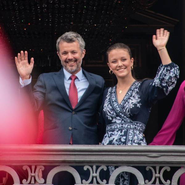 König Frederik X. feiert seinen 56. Geburtstag und winkt gemeinsam mit Prinzessin Isabella und Königin Mary vom Balkon des Frederik-VIII.-Palais in Amalienborg, Kopenhagen.
