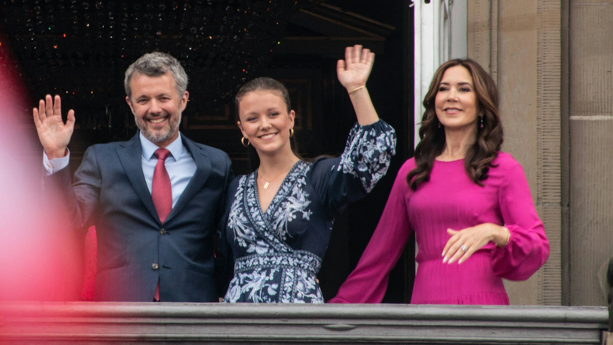 König Frederik X. feiert seinen 56. Geburtstag und winkt gemeinsam mit Prinzessin Isabella und Königin Mary vom Balkon des Frederik-VIII.-Palais in Amalienborg, Kopenhagen.