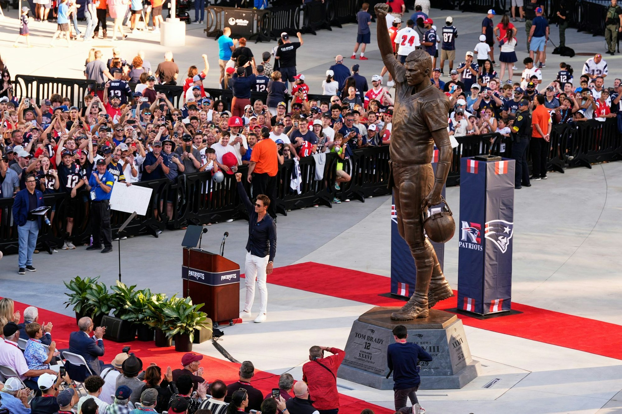Tom Brady steht vor seiner 12 Fuß hohen Statue - in Anlehnung an seine Rückennummer 12.