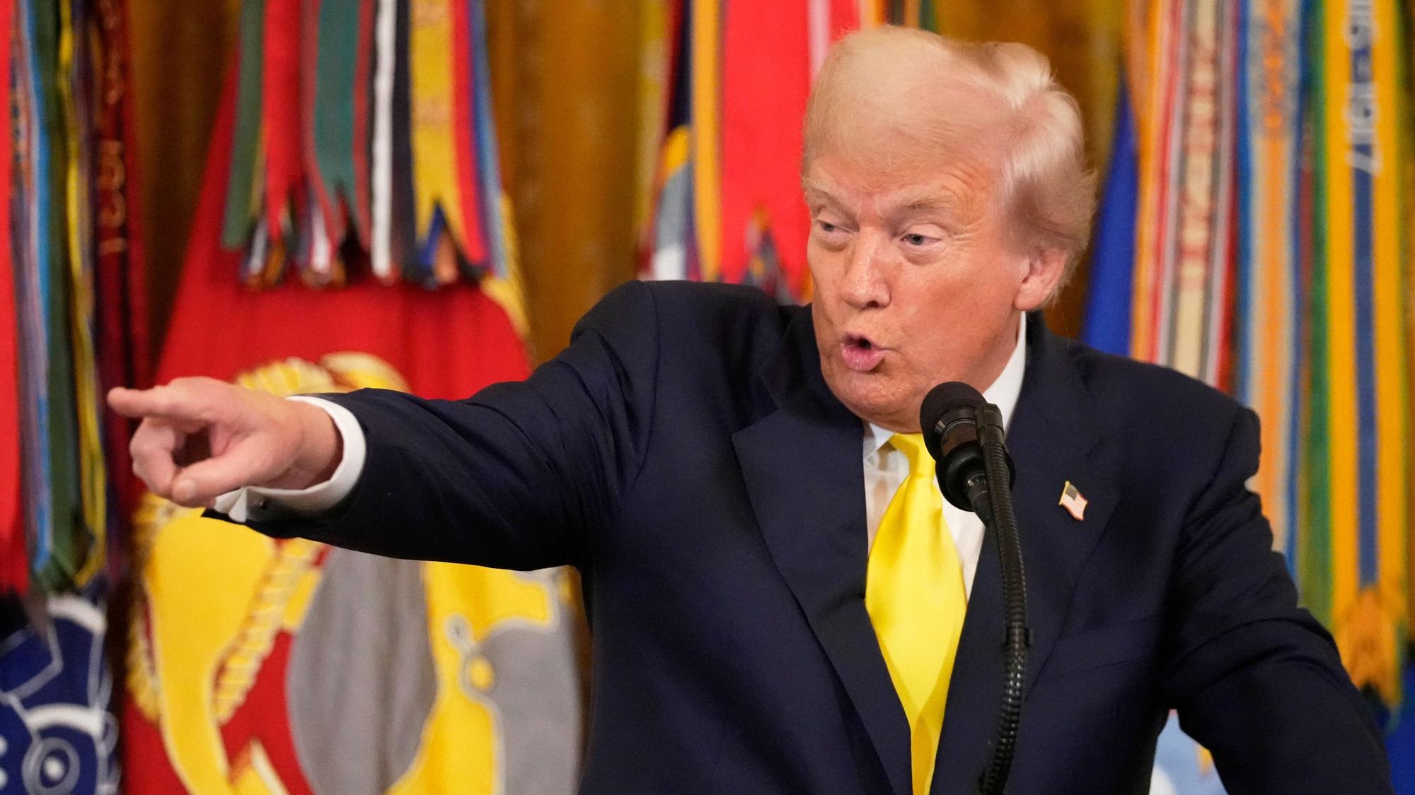US-Präsident Donald Trump spricht bei einer Veranstaltung anlässlich des National Purple Heart Day im East Room des Weißen Hauses.