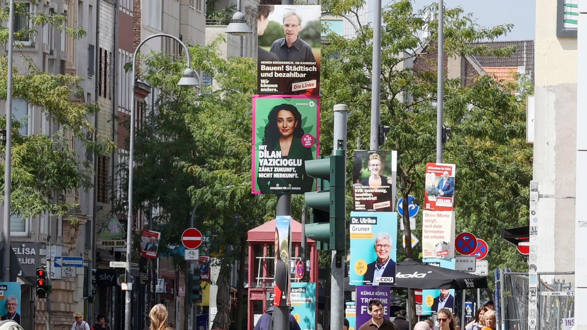 Politischer Konkurrenzkampf am Laternenpfahl: Viele Wahlplakate für die Kommunalwahl 2025 auf der Venloer Straße.