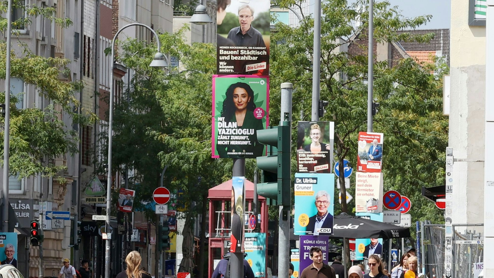 Kommunalwahlen 2025: Ein bunter Mix aus Wahlplakaten auf der Venloer Straße in Köln.
