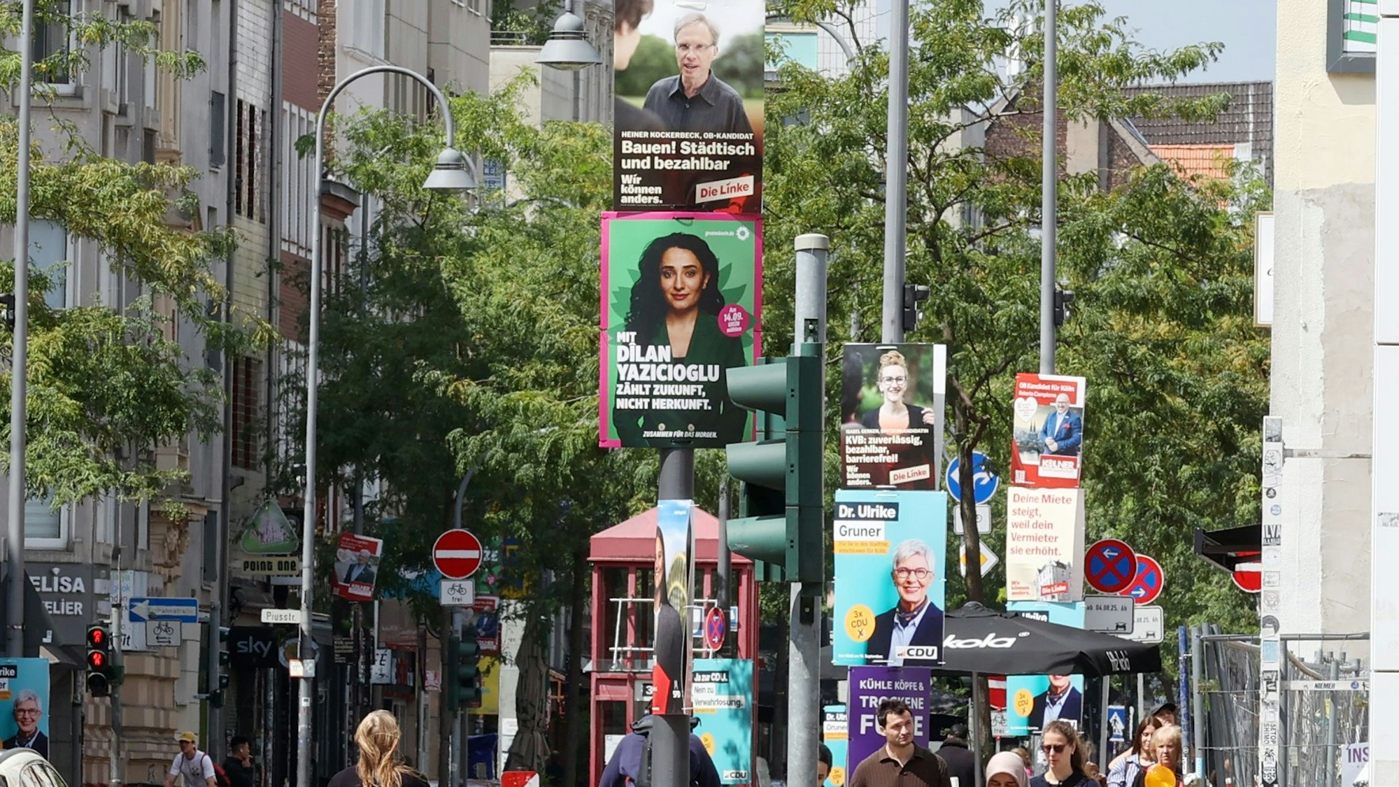 Kommunalwahlen 2025: Ein bunter Mix aus Wahlplakaten auf der Venloer Straße in Köln.