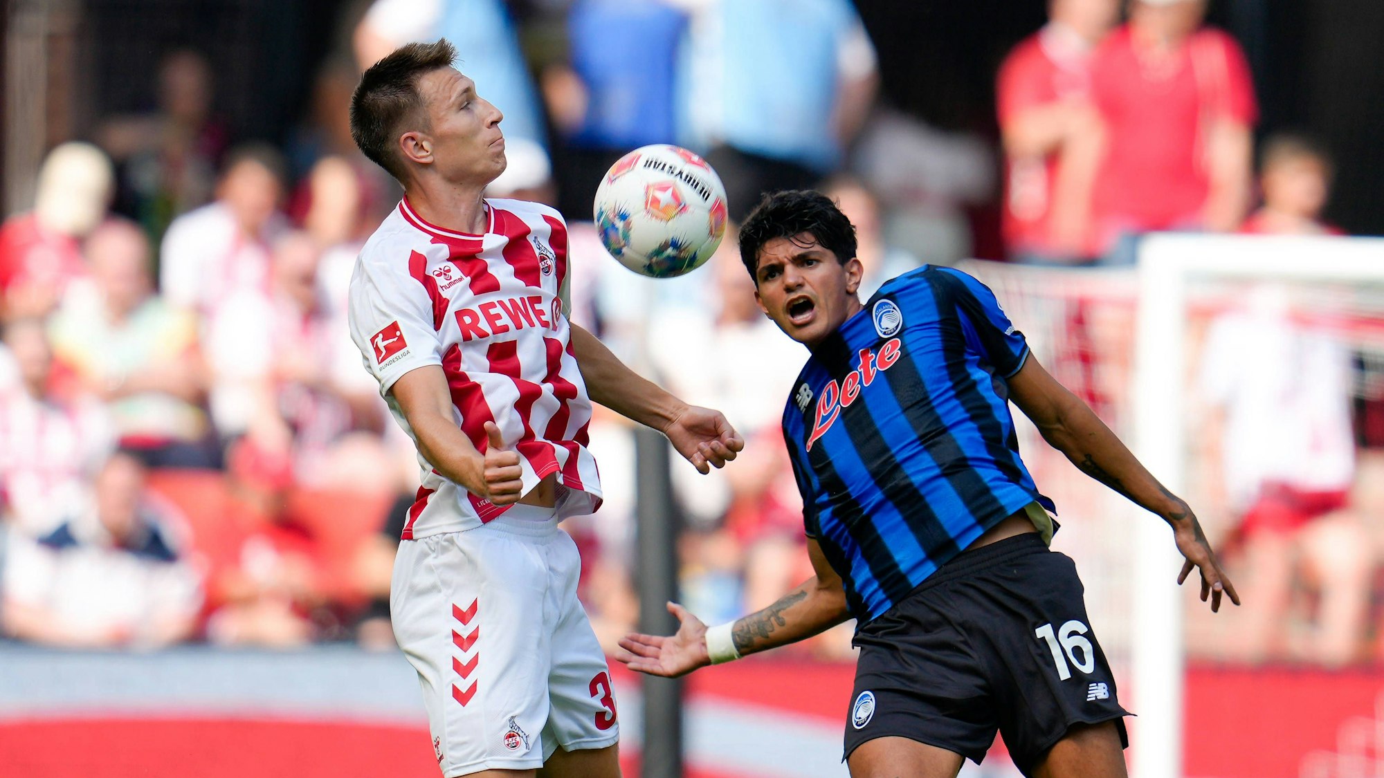 Kristoffer Lund Hansen (1. FC Köln) im Zweikampf mit Raoul Bellanova (Atalanta Bergamo) während des Testspiels im RheinEnergie-Stadion.