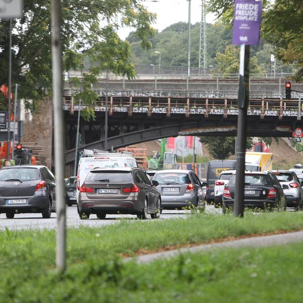 Das Bild zeigt die als „Idiotenbrücke“ bekannte Brücke über die Innere Kanalstraße.