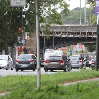 Das Bild zeigt die als „Idiotenbrücke“ bekannte Brücke über die Innere Kanalstraße.
