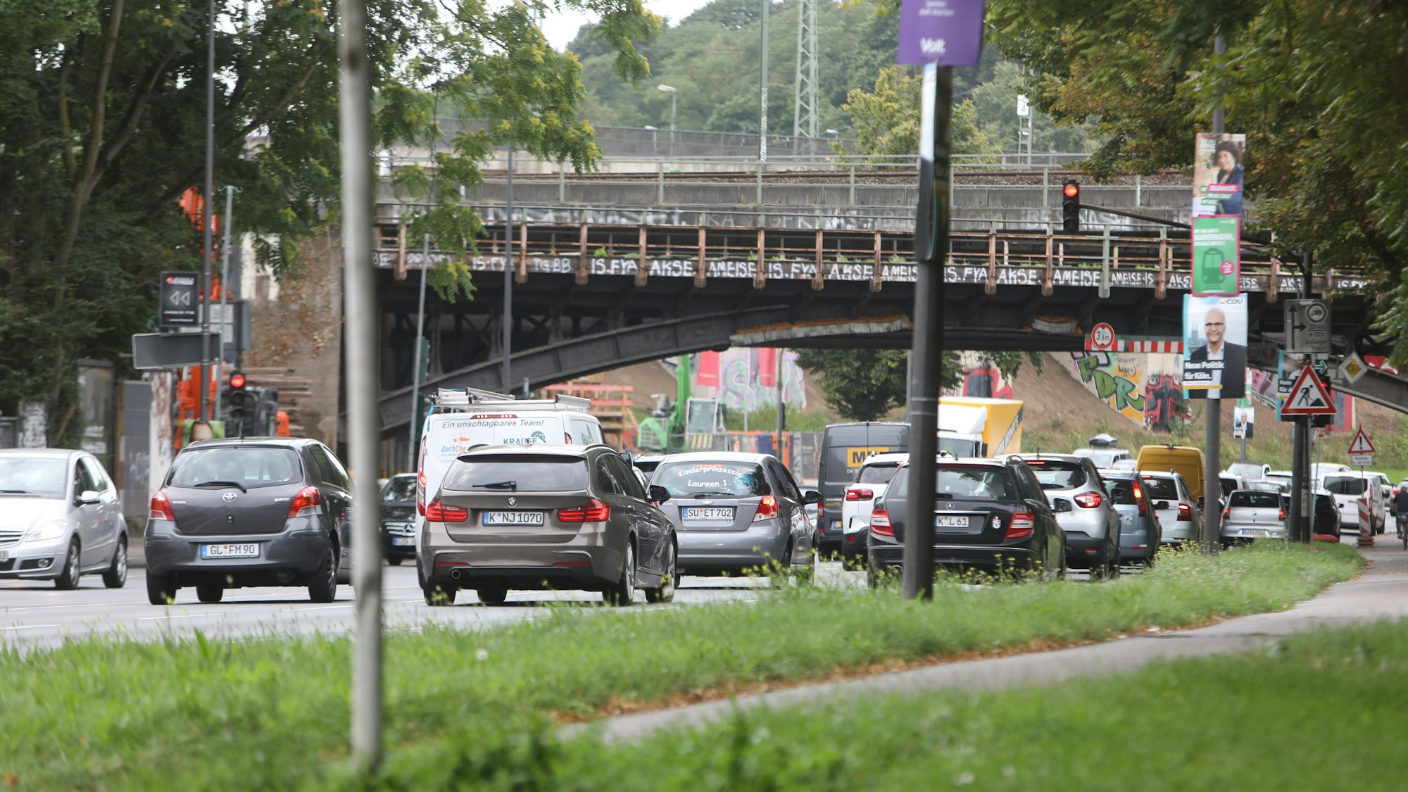 Idiotenbrücke und Autos in Köln.