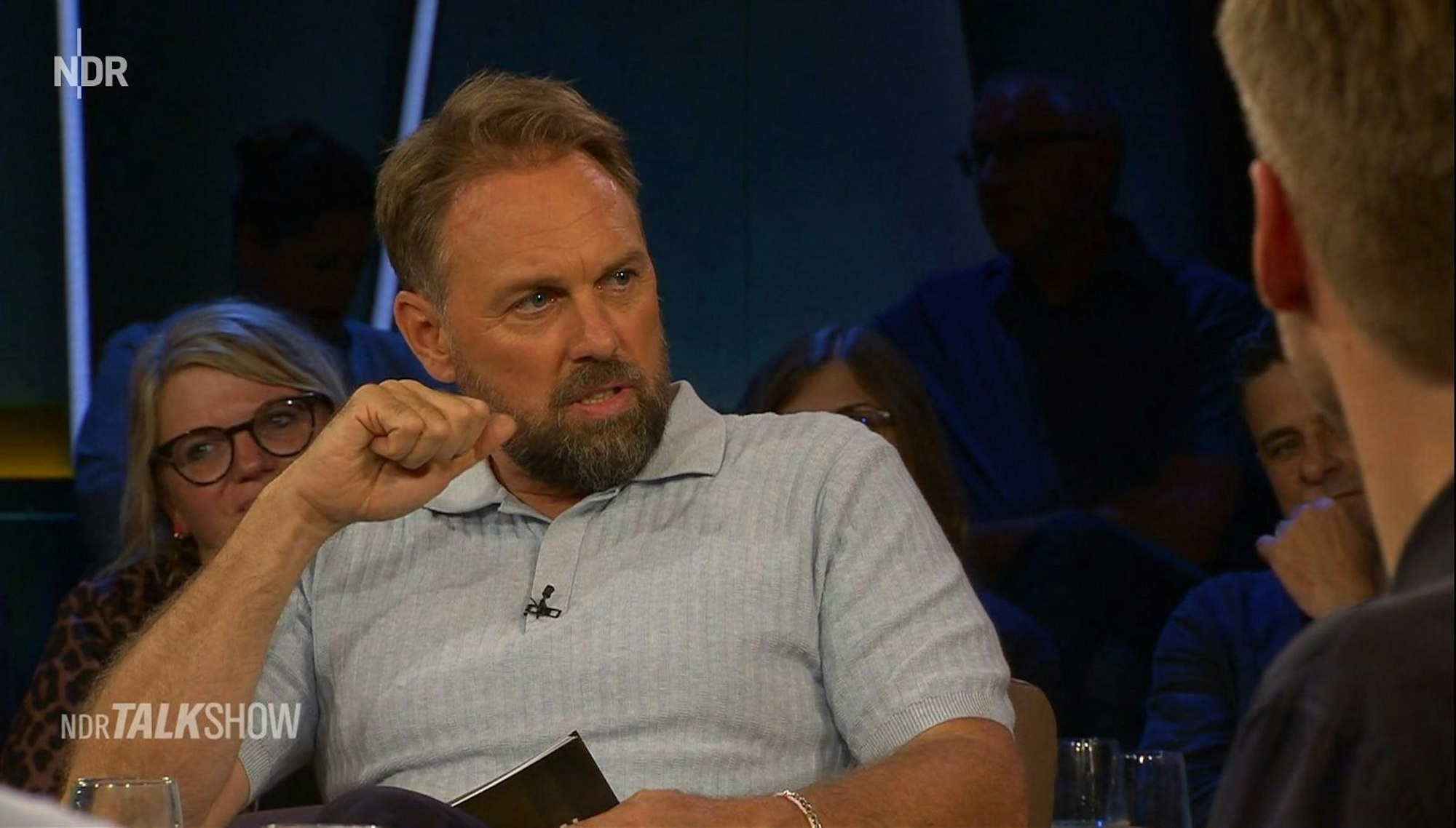 Moderator Steven Gätjen stellte Ulrike Folkerts zunächst als „Kommissar“ vor. (Bild: ARD)