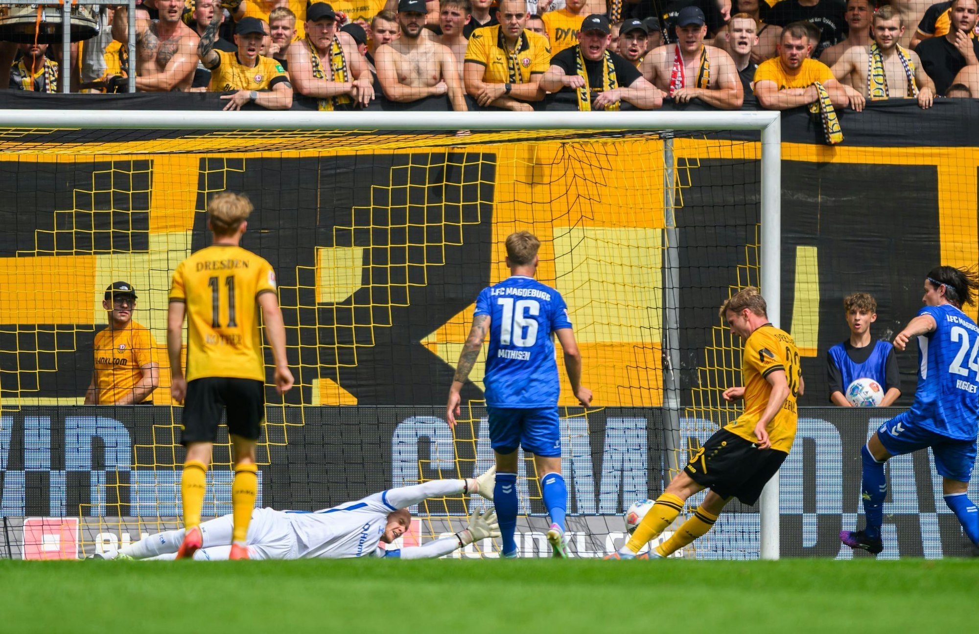 Christoph Daferner (Dynamo Dresden, 2.v.r.) erzielt das Tor zum 1:1.