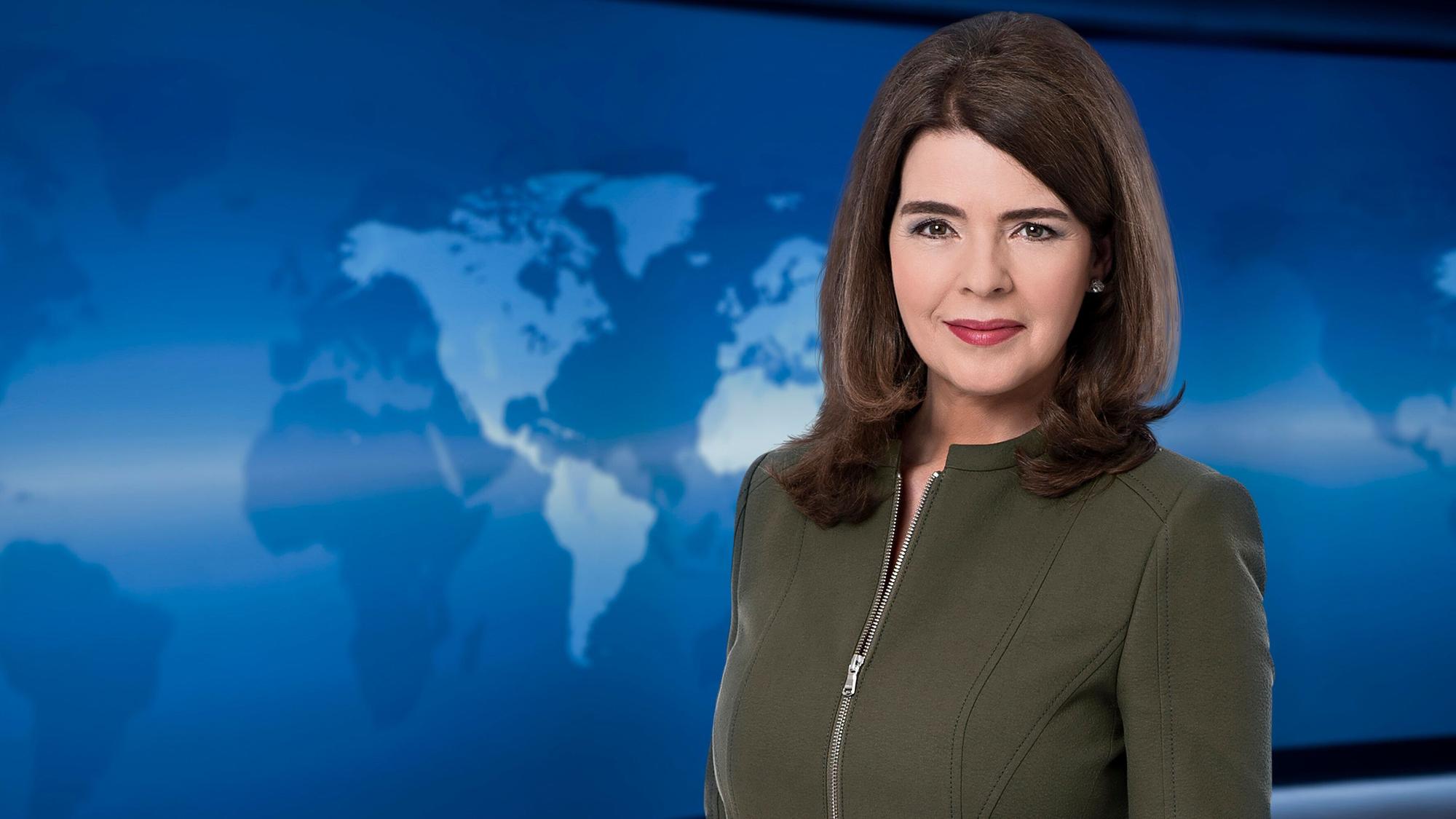 Susanne Daubner in der „Tagesschau“-Kulisse.