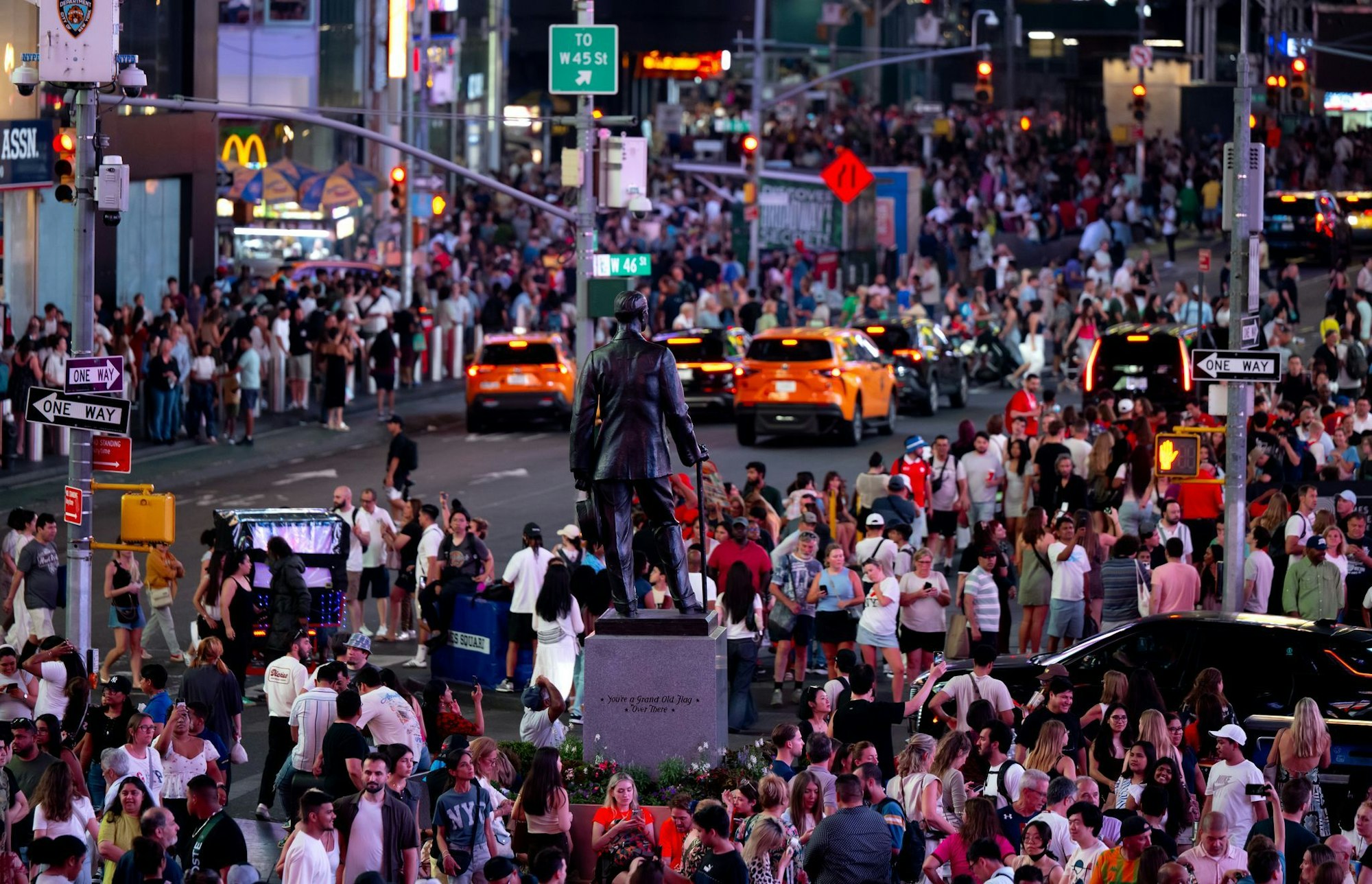 Im nächtlichen Treiben des Times Square wurden drei Menschen durch Schüsse verletzt. (Symbolbild)