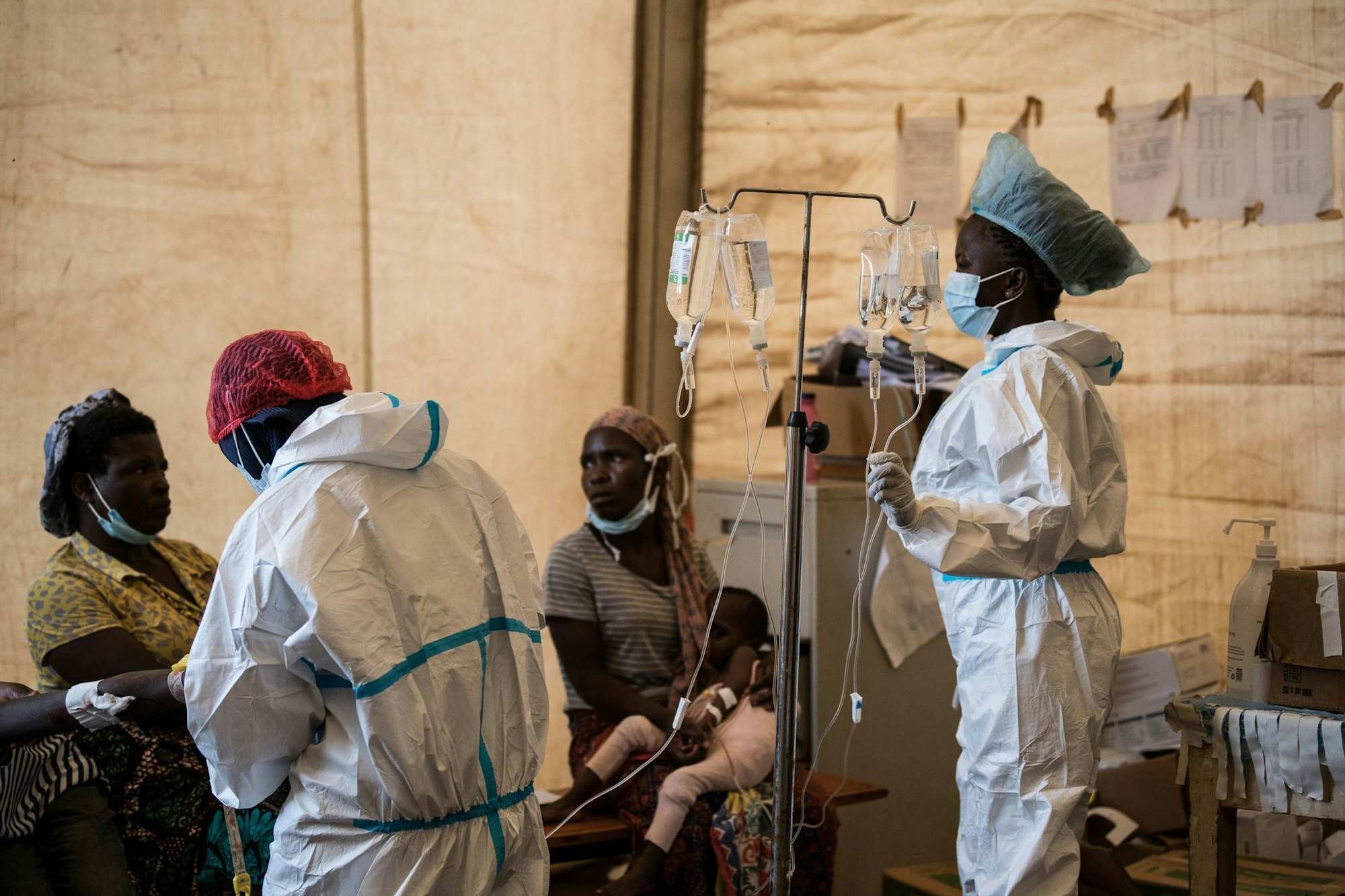 Gesundheitspersonal mit Cholera-Patienten in einem Behandlungszentrum (Archivbild)