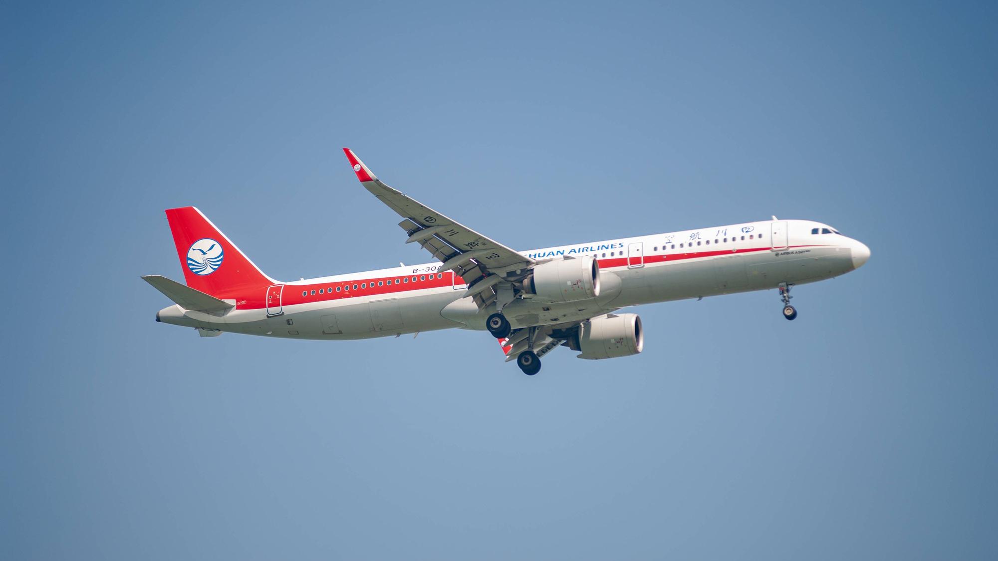 Ein Passagierflugzeug der Sichuan Airlines vom Typ Airbus A321-271N.