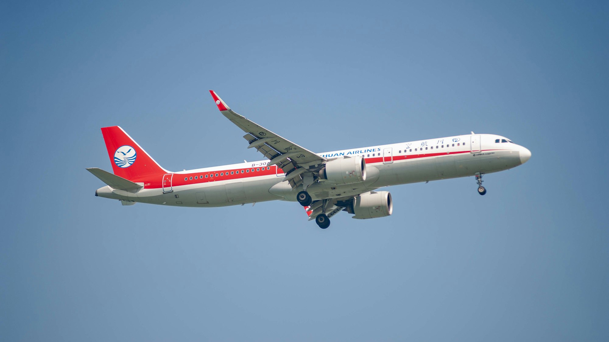 Ein Passagierflugzeug der Sichuan Airlines vom Typ Airbus A321-271N.
