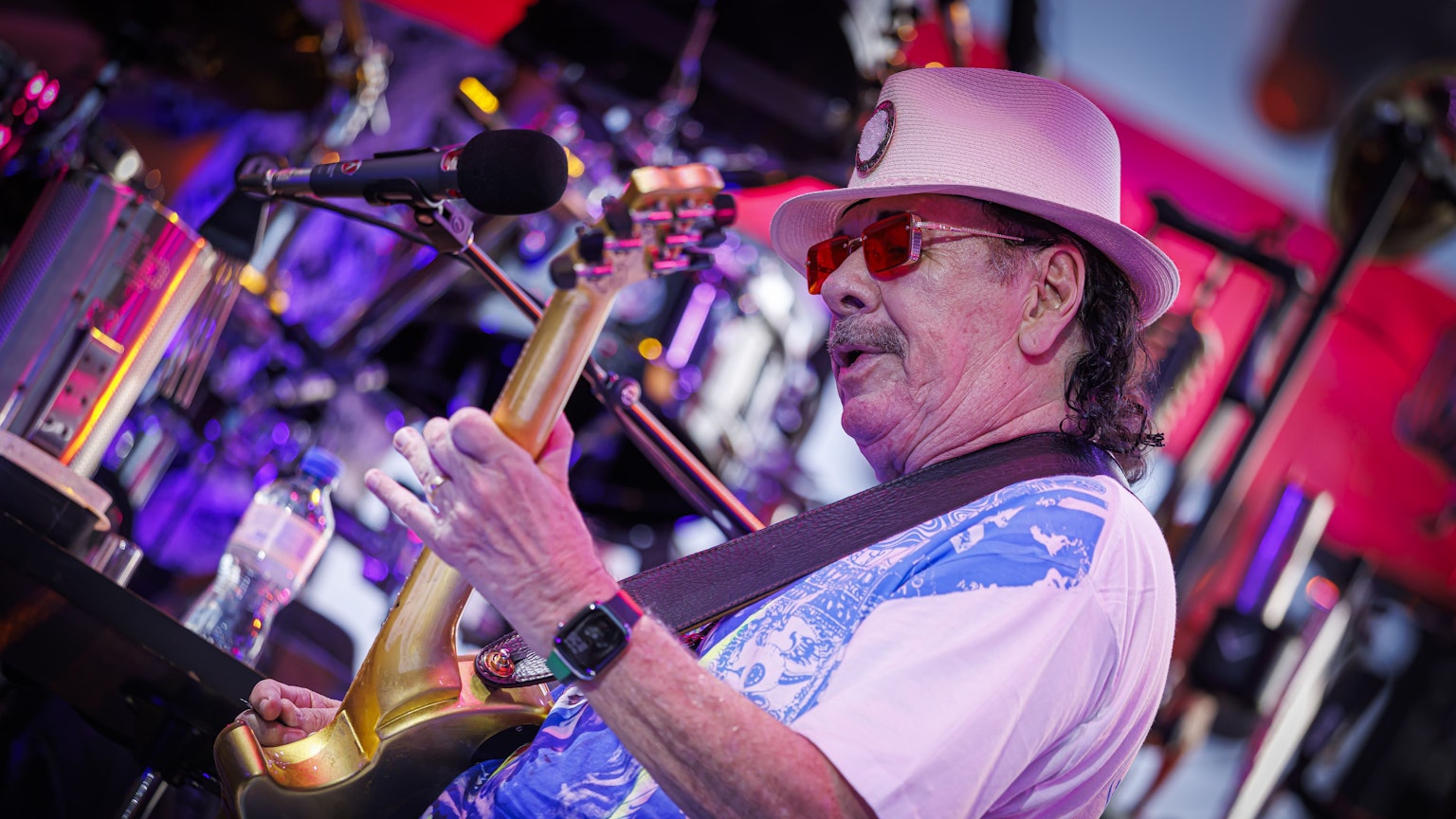 Der US-amerikanische Latin-Rock-Gitarrist Carlos Santana (Archivfoto vom Juli 2025)