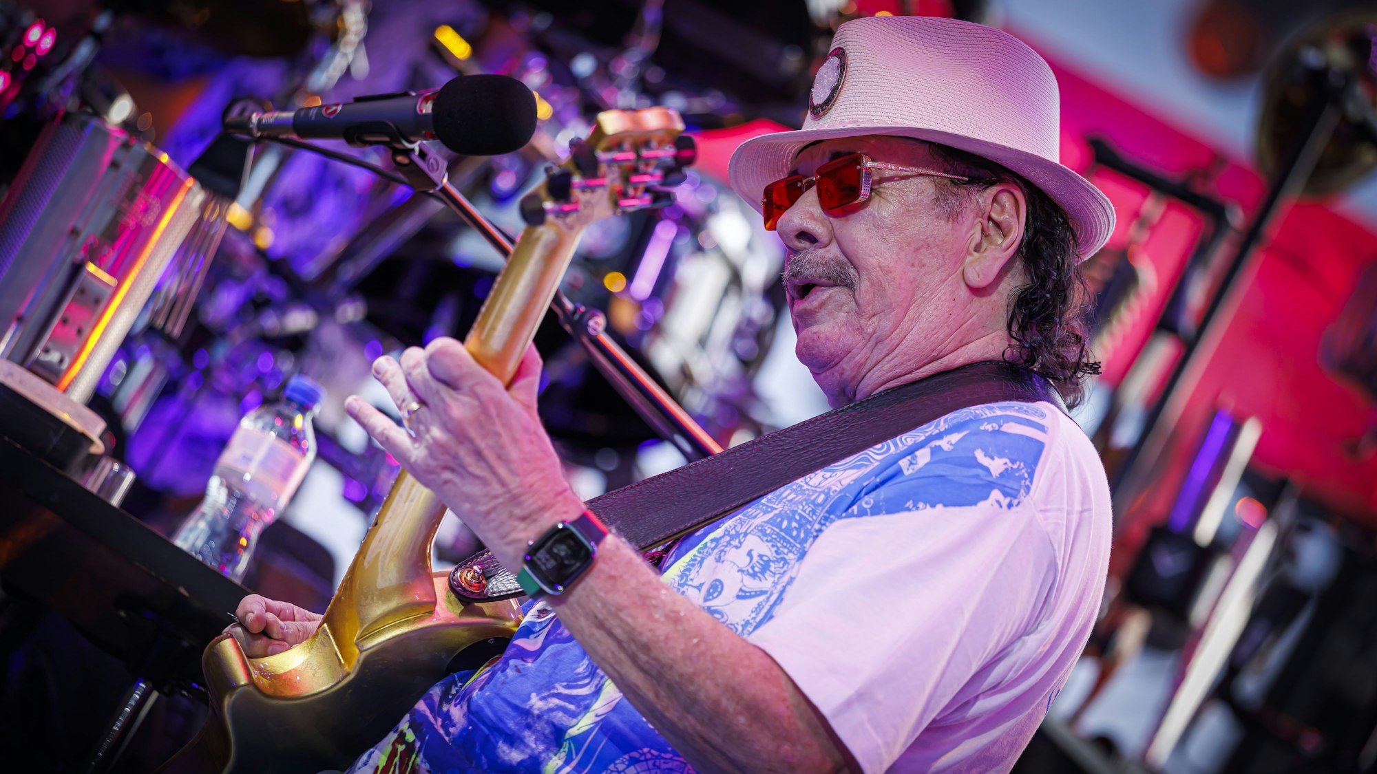 Der US-amerikanische Latin-Rock-Gitarrist Carlos Santana (Archivfoto vom Juli 2025)