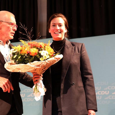 Dr. Hermann-Josef Tebroke überreicht Caroline Bosbach 2024 einen Blumenstrauß zur Nominierung als CDU-Bundestagskandidatin.