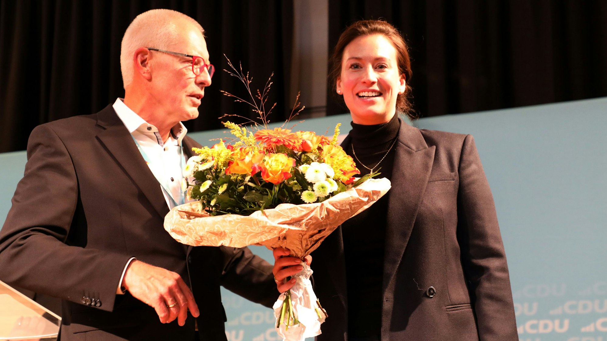 Dr. Hermann-Josef Tebroke überreicht Caroline Bosbach 2024 einen Blumenstrauß zur Nominierung als CDU-Bundestagskandidatin.
