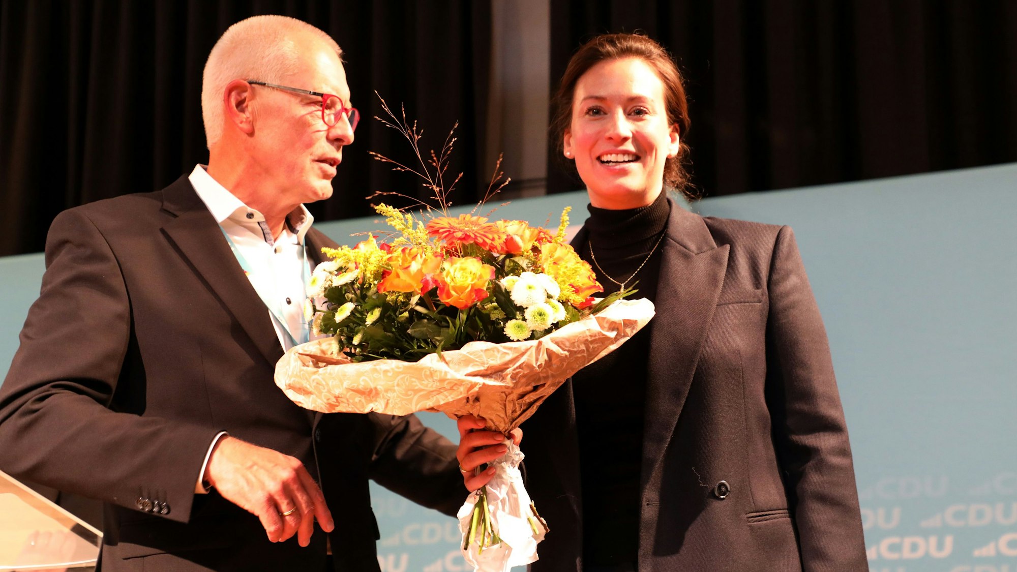 Dr. Hermann-Josef Tebroke überreicht Caroline Bosbach 2024 einen Blumenstrauß zur Nominierung als CDU-Bundestagskandidatin.