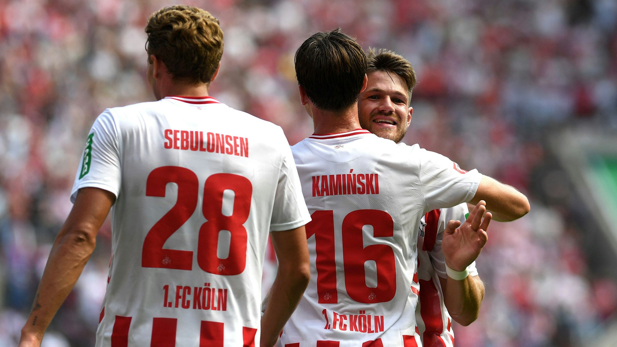 Jan Thielmann feiert mit Sebastian Sebulonsen und Jakub Kaminski seinen Treffer zum 2:0 gegen Atalanta Bergamo.