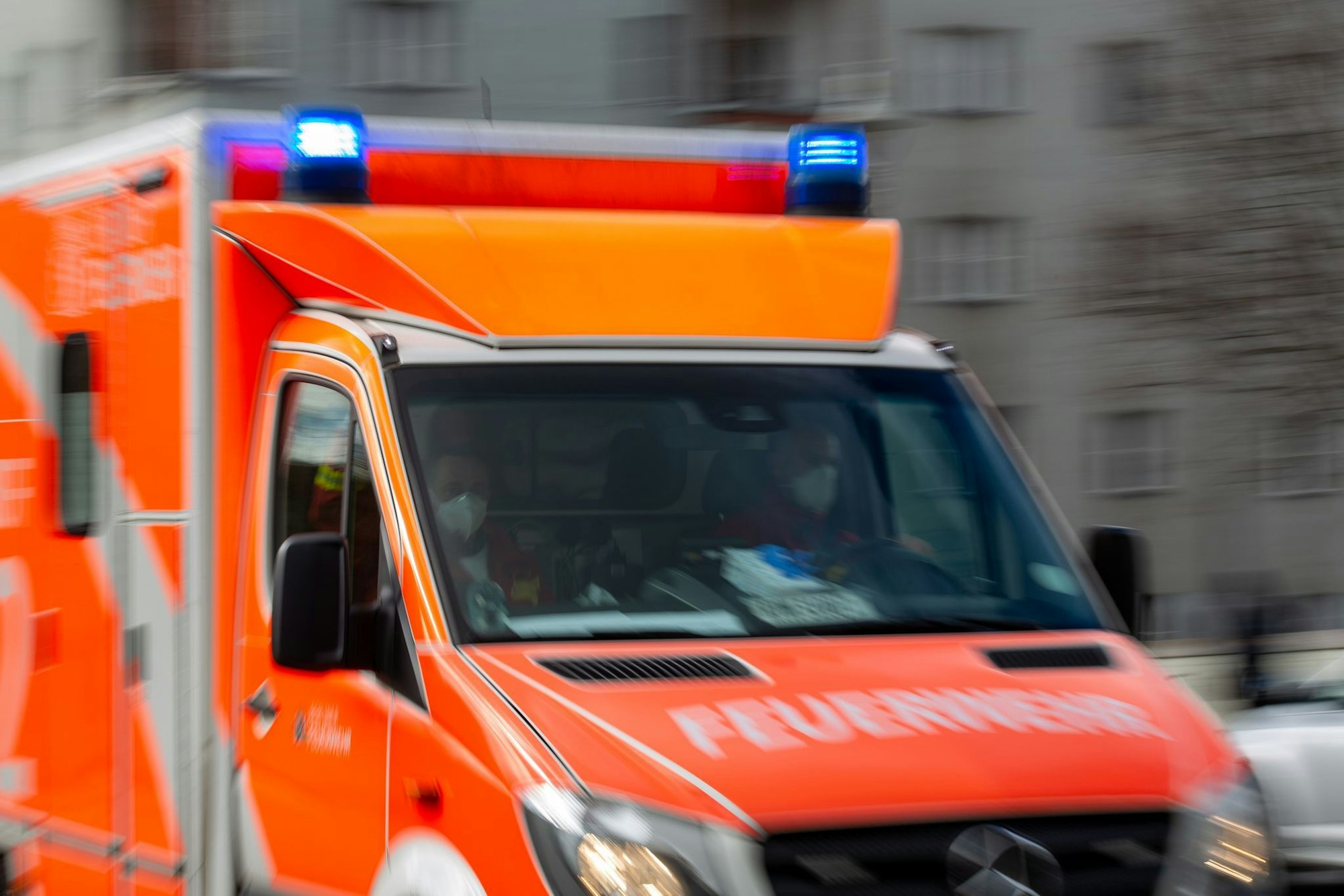 Für die Fahrt in die Klinik war das Baby zu schnell - es kam im Rettungswagen zur Welt. (Illustration)