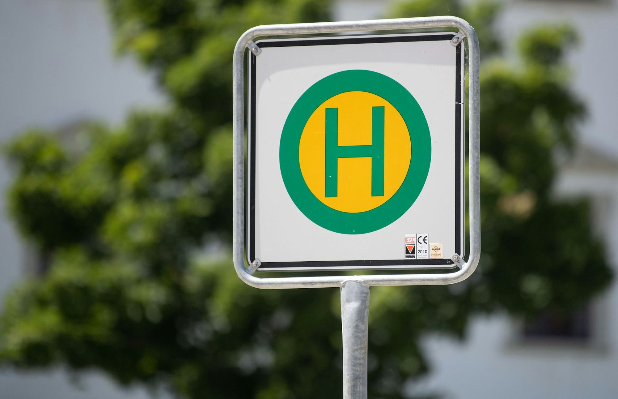 Mit Blick auf den Schuljahresbeginn gibt es mancherorts Aktionen für das Fahren mit Bus und Bahn. (Symbolbild)