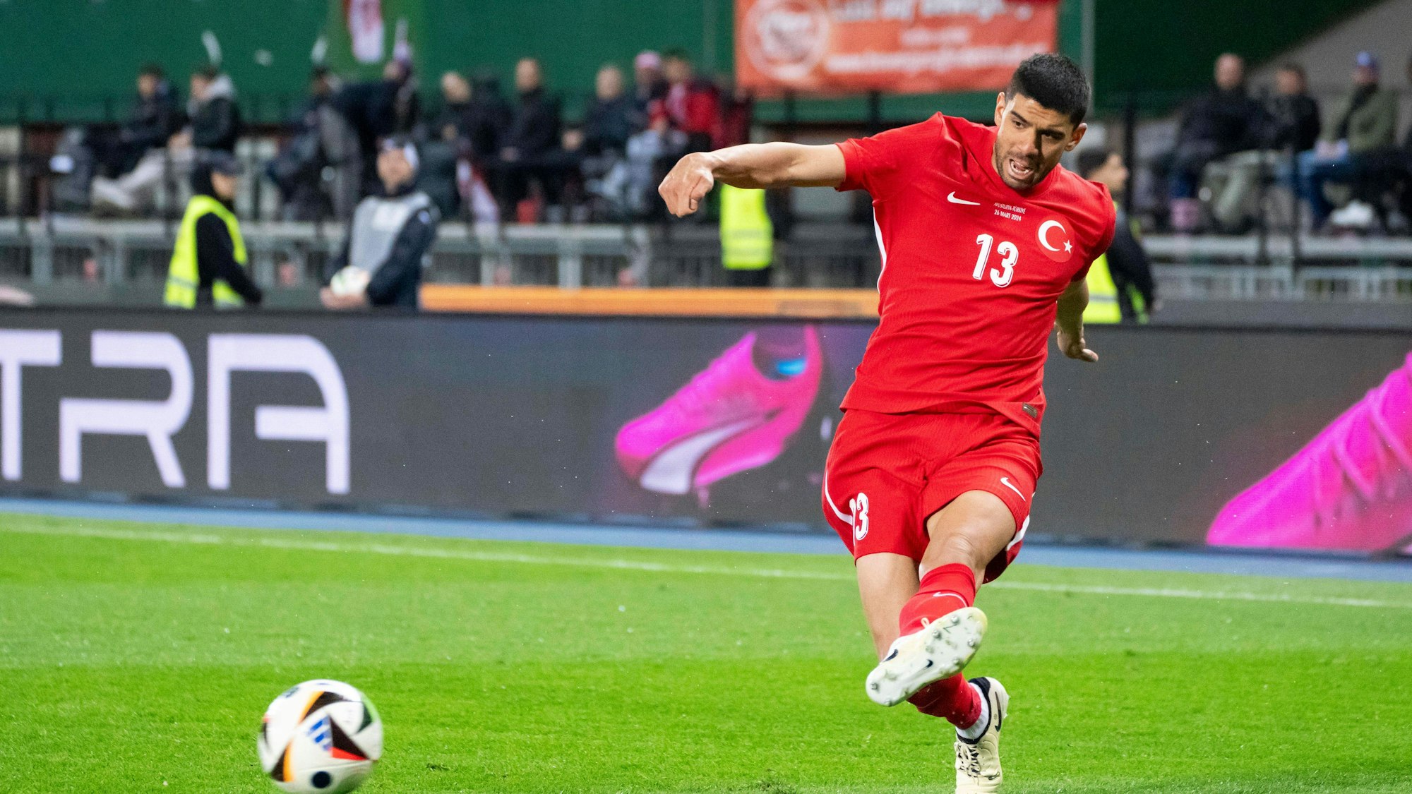 Cenk Özkacar kommt auf Leihbasis zum 1. FC Köln. Hier im Trikot für die türkische Nationalmannschaft (Archivfoto)