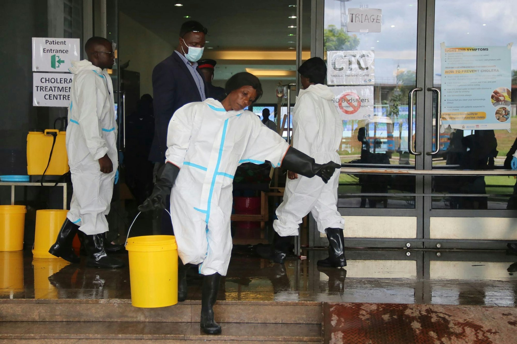Eine Mitarbeiterin trägt Desinfektionsmittel aus einem Cholera-Behandlungszentrum (Archivbild)