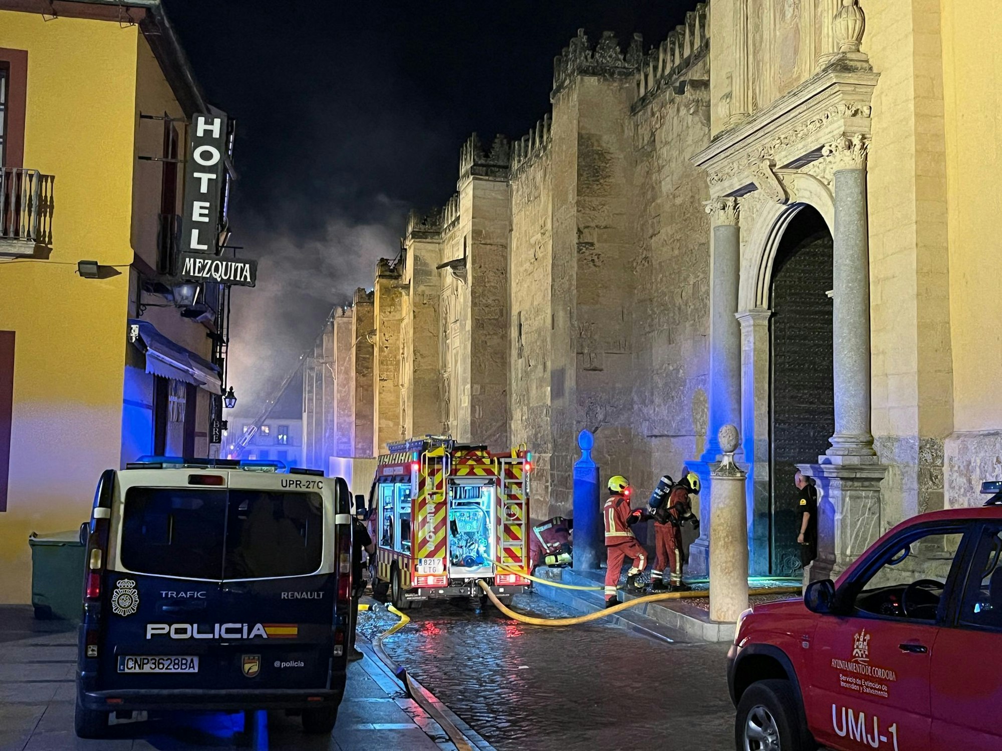 Feuerwehrleute waren vor Ort, um den Brand zu löschen.