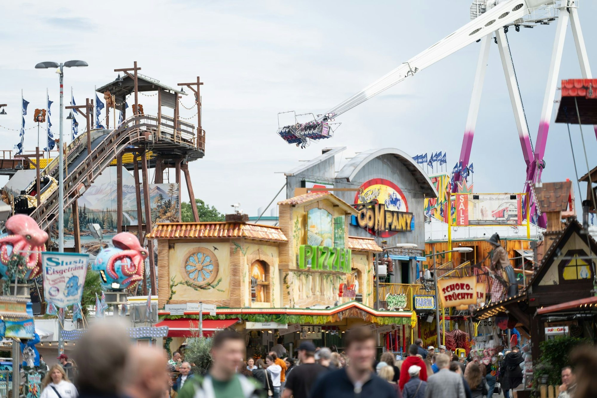 Verschiedene Attraktionen der Cranger Kirmes. Im Vordergrund viele Menschen. (Archivbild)