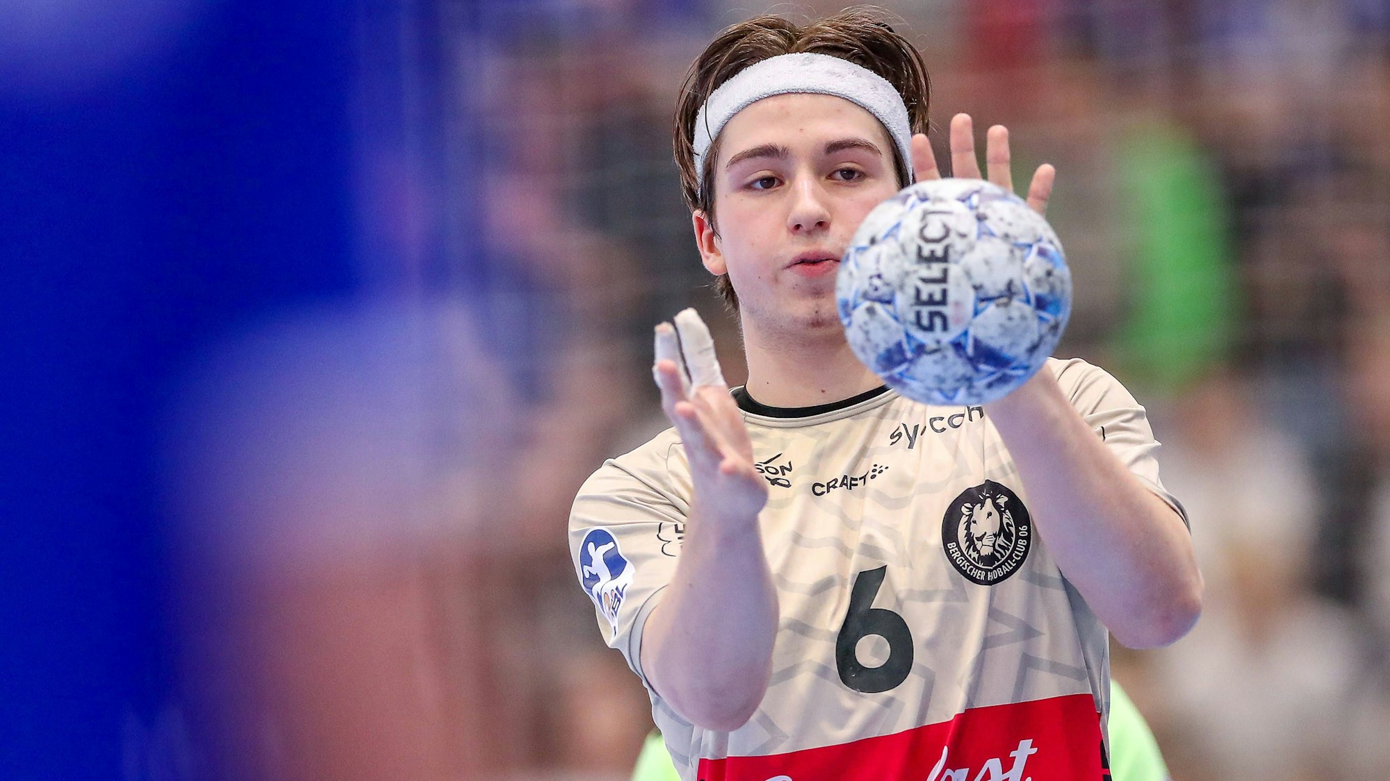 14.11.2024, Handball, DHB-Pokal Achtelfinale , VfL Gummersbach - Bergischer HC, Schwalbe-Arena: Soeren Servos BHC 6 Nordrhein-Westfalen Deutschland *** 14 11 2024, Handball, DHB Cup round of 16, VfL Gummersbach Bergischer HC, Schwalbe Arena Soeren Servos BHC 6 North Rhine-Westphalia Germany