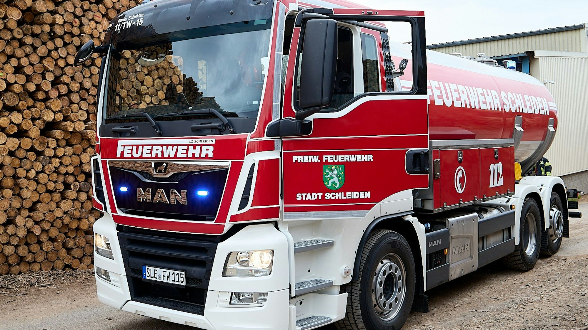 Blick auf den umgebauten Milchlaster der Feuerwehr Schleiden.