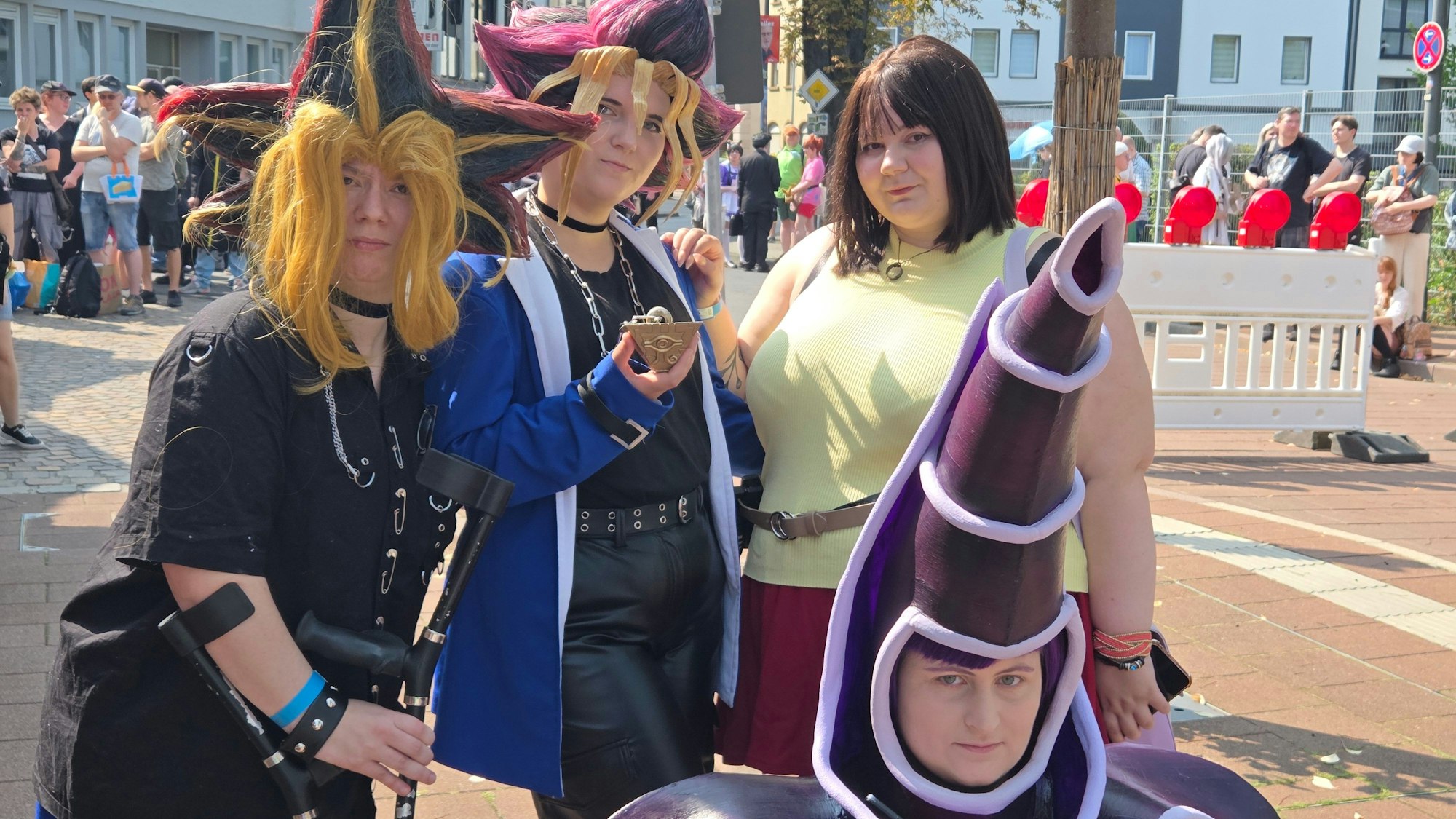 Ani-Con in Siegburg: Diese Gruppe von Freunden geht regelmäßig zusammen auf Convenitons. Dieses Jahr ist das Thema die Anime-Serie Yu-Gi-Oh. (v.l.n.r: Tanja, Nico, Kathi, Bianca).