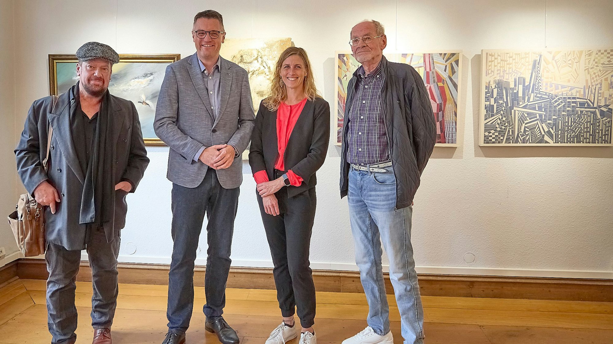 Die vier Genannten bei der Ausstellungseröffnung vor einigen Kunstwerken.