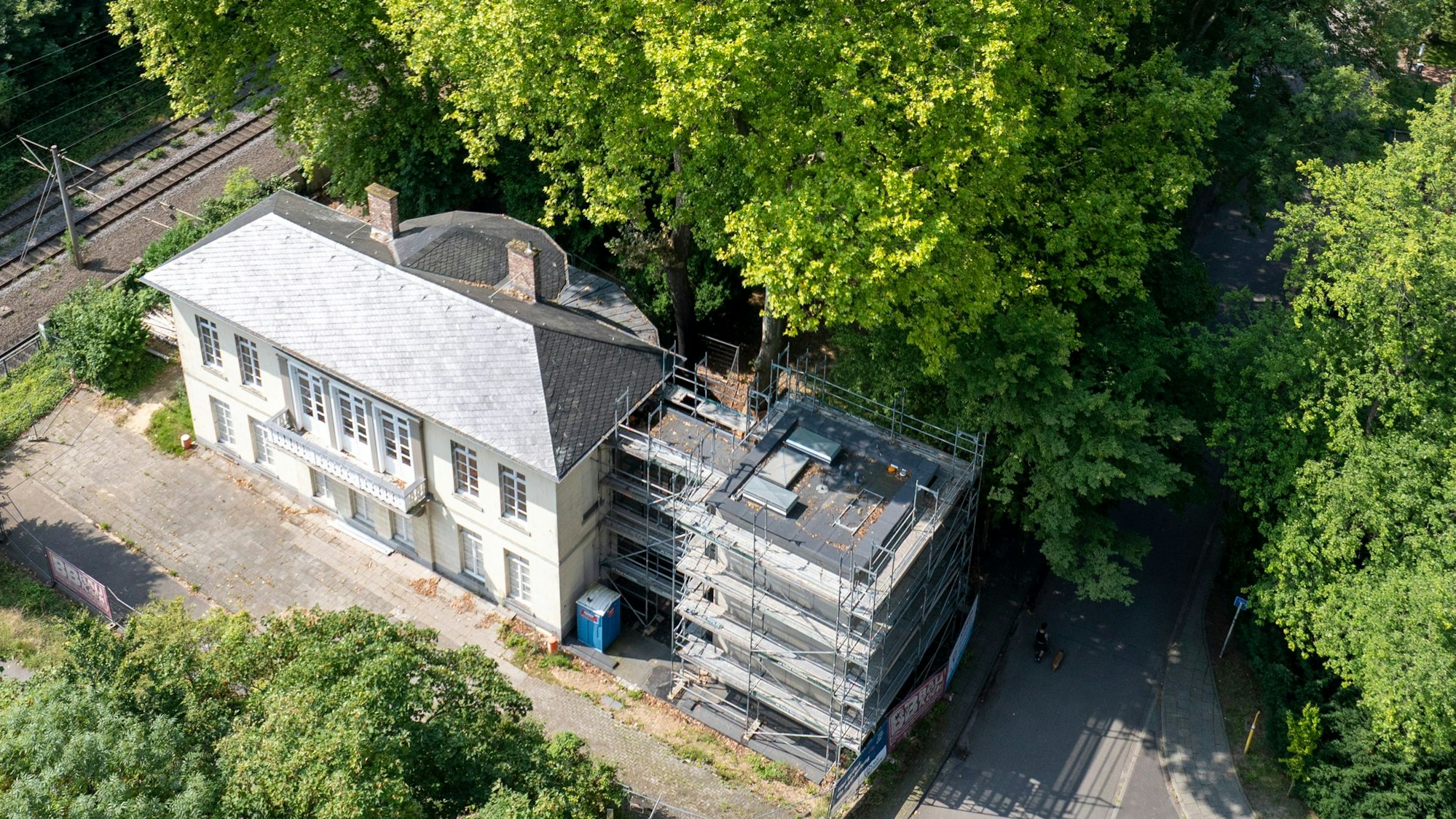 Der Bahnhof Belvedere und der Baum, der dicht am Gebäude wächst, aus der Vogelperspektive.