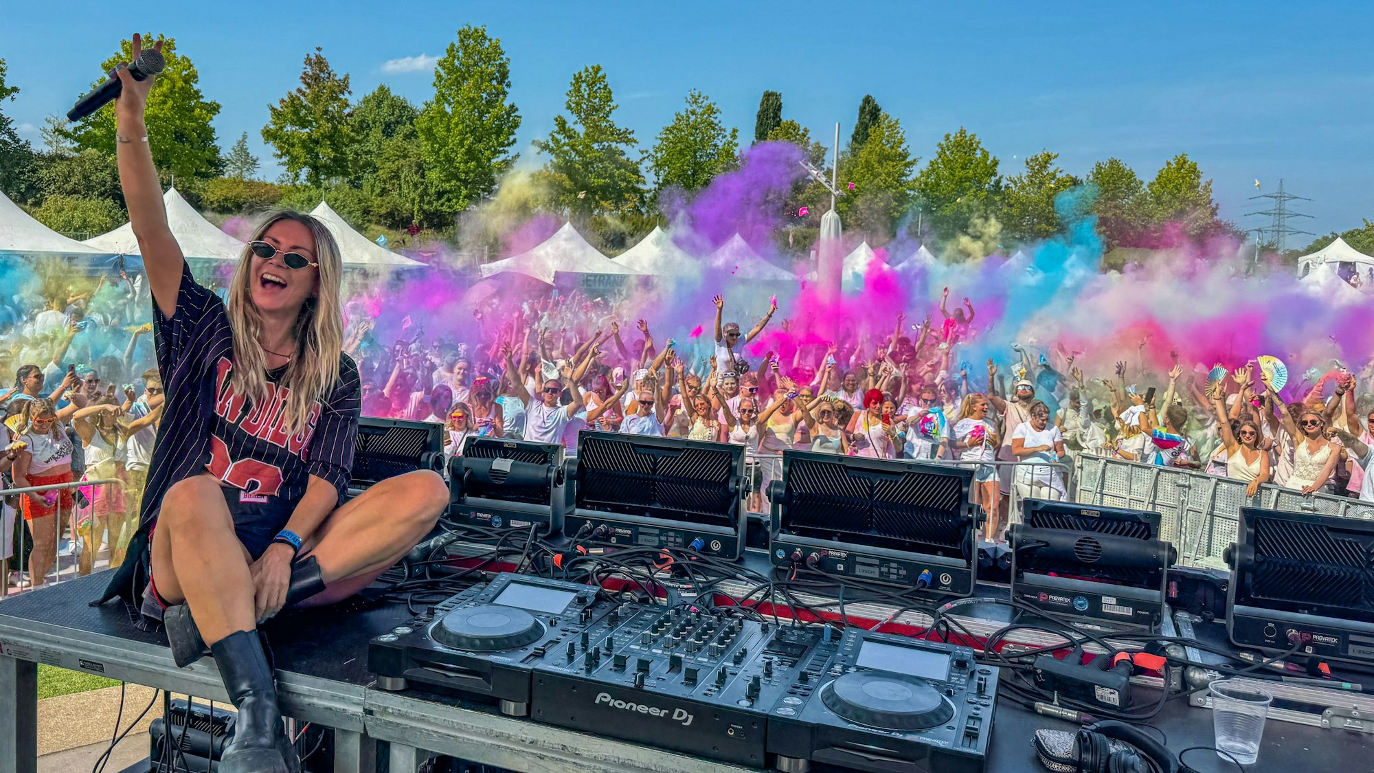 Frau legt am DJ-Pult auf.