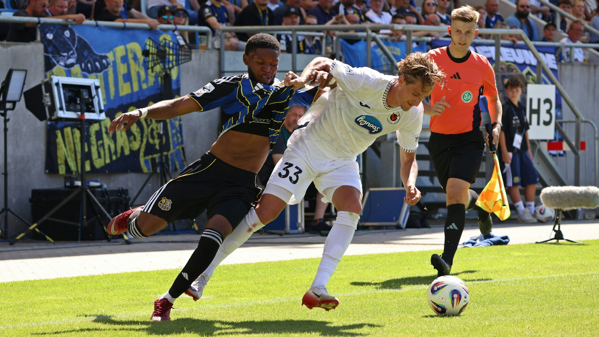 09.08.2025, Fussball, Herren, 3. Liga, Saison 2025/2026, 1. FC Saarbrücken - FC Viktoria Köln, Rodney Elongo-Yombo 1. FC Saarbruecken Jonah Sticker FC Viktoria Köln Saarbrücken Ludwigsparkstadion Saarland Deutschland DE *** 09 08 2025, Football, Men, 3 League, Season 2025 2026, 1 FC Saarbrücken FC Viktoria Köln, Rodney Elongo Yombo 1 FC Saarbruecken Jonah Sticker FC Viktoria Köln Saarbrücken Ludwigsparkstadion Saarland Germany EN Copyright: xFabianxKleerx