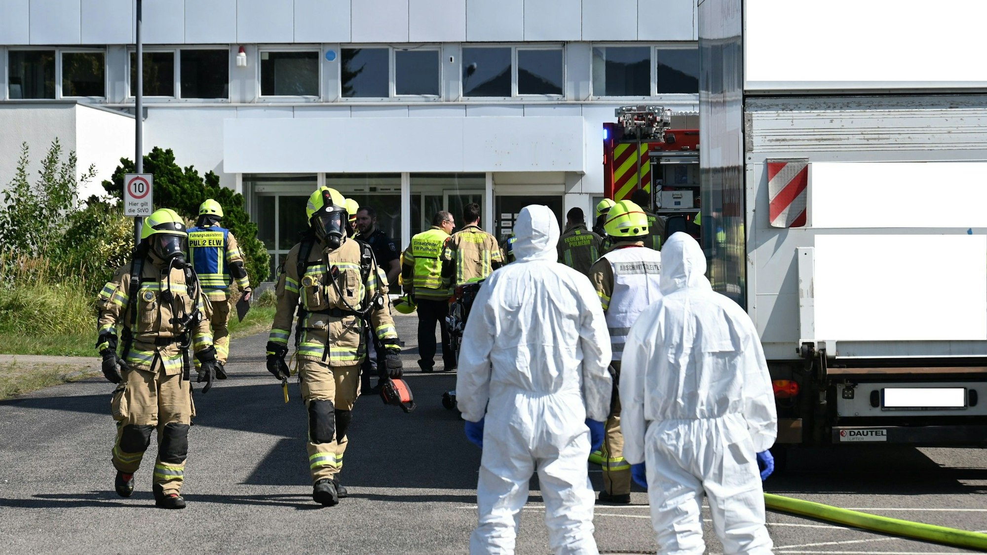 Das Bild zeigt Einsatzkräfte von einem Bürogebäude.