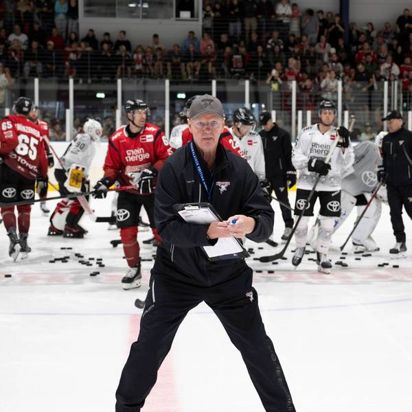 PENNY DEL 1 Trainingsauftakt Kölner Haie Köln, 10.08.2025 Kari Jalonen Kölner Haie, trainer erklärt der Mannschaft seine Vorstellung vom heutigen Training PENNY DEL 1 Trainingsauftakt Kölner Haie am 10.08.2025 in der KA2 in Köln Deutschland. *** PENNY DEL 1 Trainingsauftakt Kölner Haie Köln, 10 08 2025 Kari Jalonen Kölner Haie, trainer explains his idea of todays training to the team PENNY DEL 1 Trainingsauftakt Kölner Haie on 10 08 2025 at KA2 in Cologne Germany Copyright: xBEAUTIFULxSPORTS/AndreasxDickx