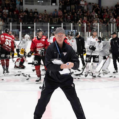 PENNY DEL 1 Trainingsauftakt Kölner Haie Köln, 10.08.2025 Kari Jalonen Kölner Haie, trainer erklärt der Mannschaft seine Vorstellung vom heutigen Training PENNY DEL 1 Trainingsauftakt Kölner Haie am 10.08.2025 in der KA2 in Köln Deutschland. *** PENNY DEL 1 Trainingsauftakt Kölner Haie Köln, 10 08 2025 Kari Jalonen Kölner Haie, trainer explains his idea of todays training to the team PENNY DEL 1 Trainingsauftakt Kölner Haie on 10 08 2025 at KA2 in Cologne Germany Copyright: xBEAUTIFULxSPORTS/AndreasxDickx